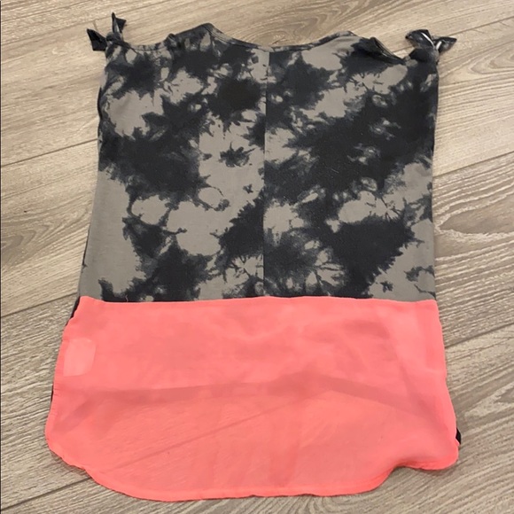 A cute t-shirt - Picture 2 of 2